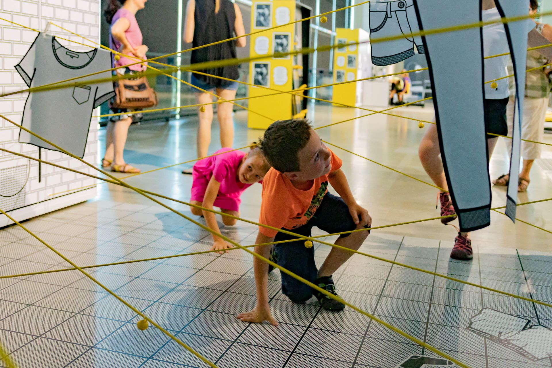 Projdete sítí z prádelních šňůr, aniž byste rozezněli zvonečky?