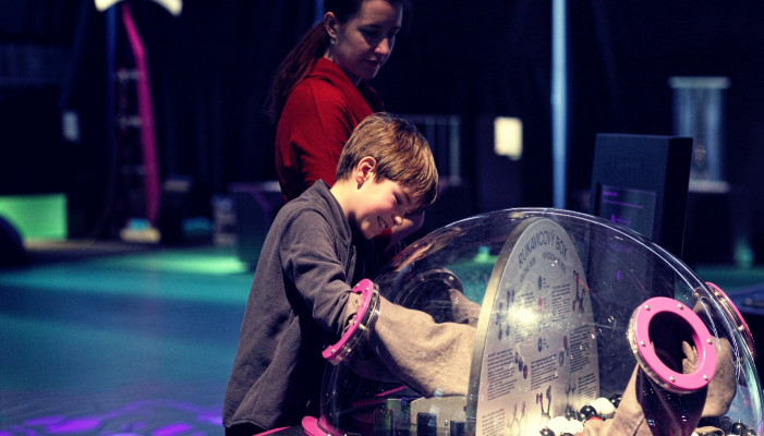 Zapomeňte na muzeum. U nás se exponátů dotýkat prostě musíte. Zapomeňte na muzeum. U nás se exponátů dotýkat prostě musíte.